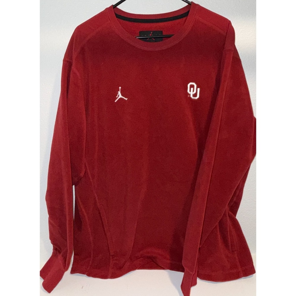 Men's fleece crewneck sweatshirt from Jordan Brand featuring the Oklahoma Sooner
